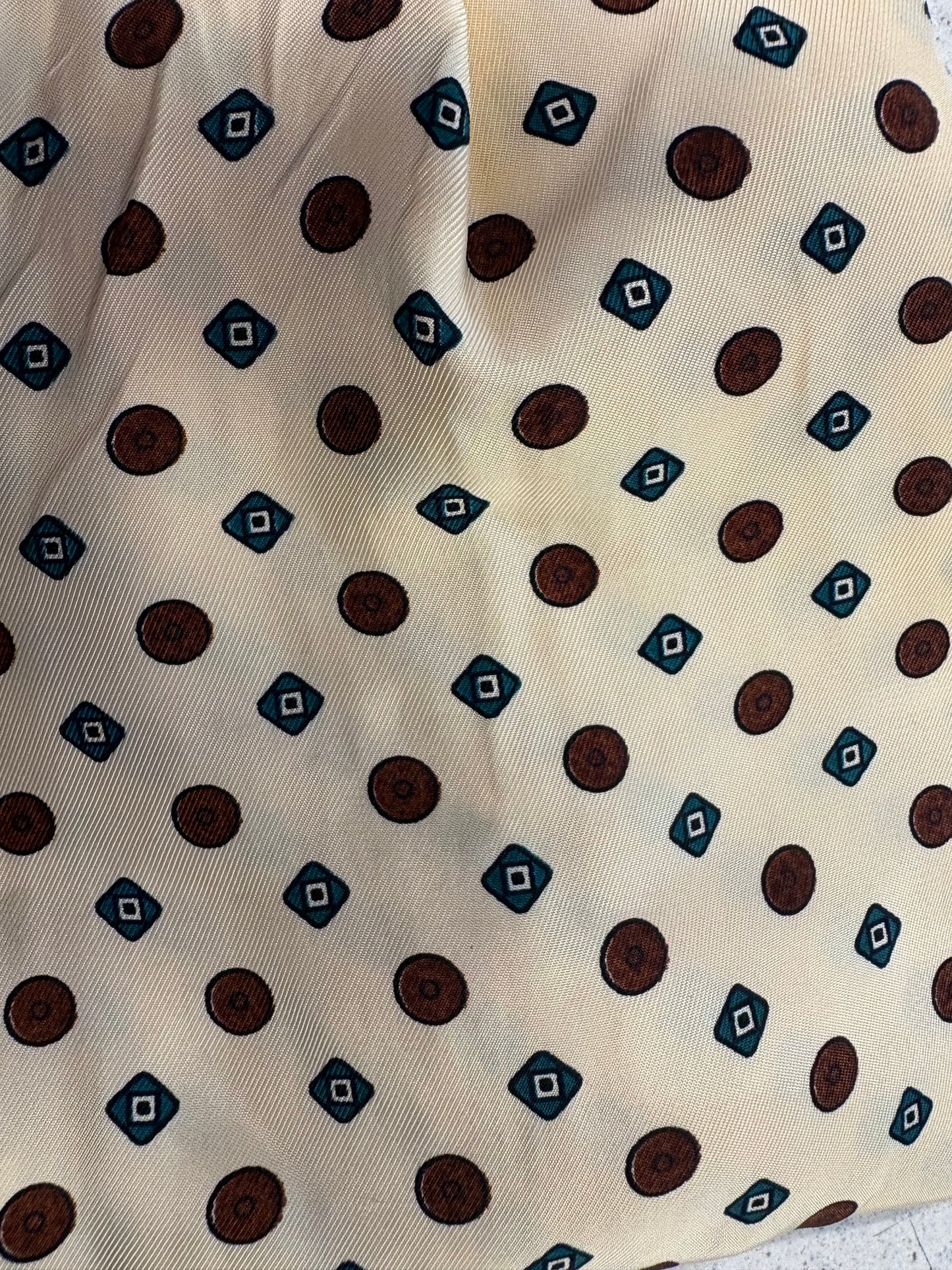 CREAM GEOMETRIC PRINT CRAVAT