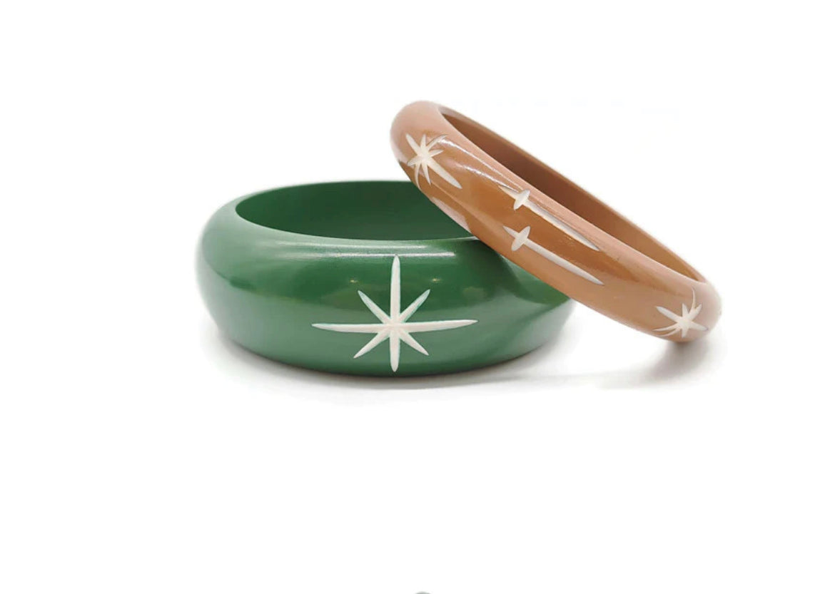 WIDE DARK GREEN CARVE STARBURST BANGLE