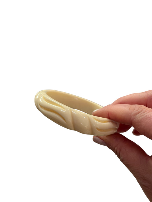 CREAM CARVE BANGLE