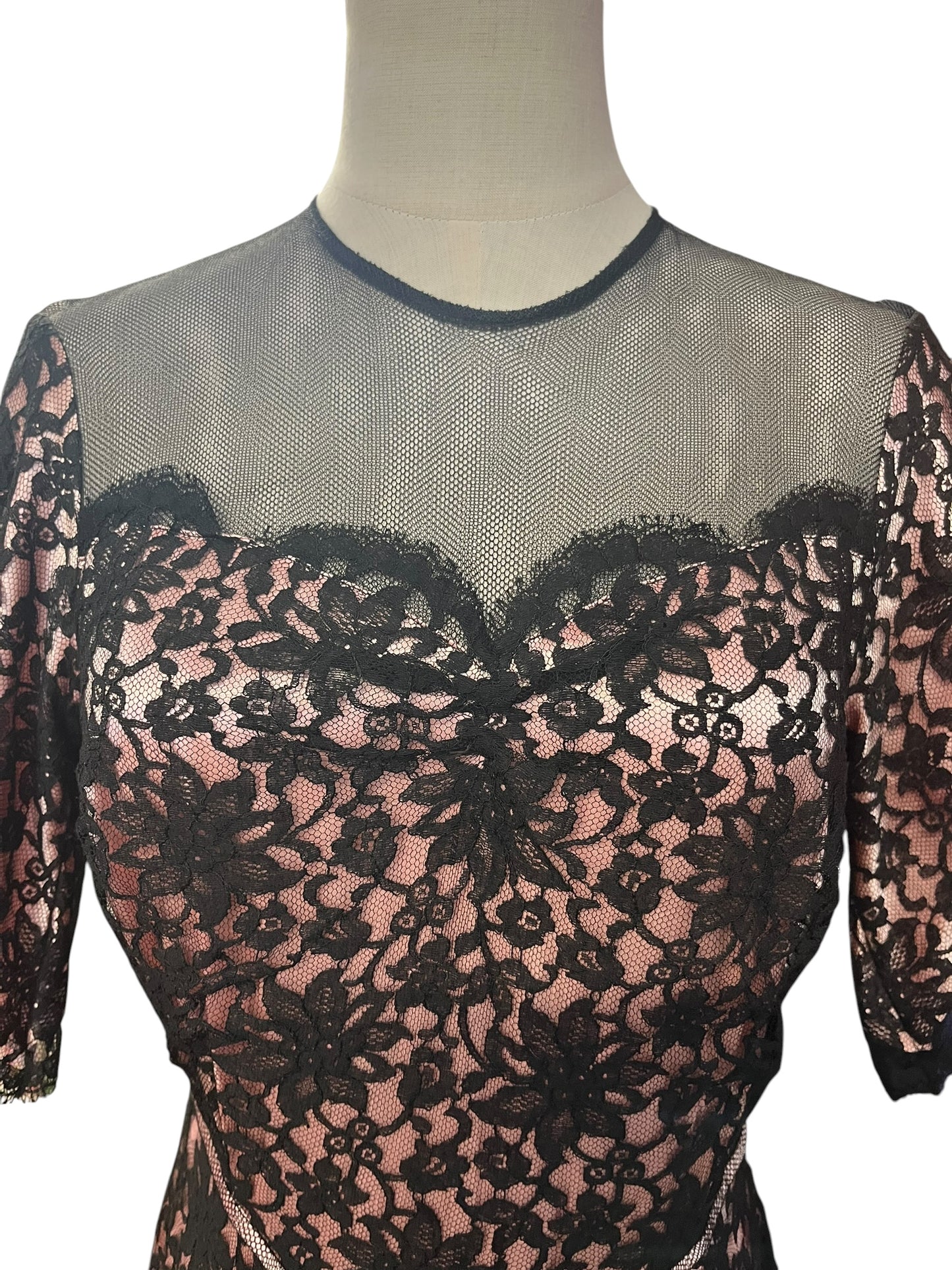 PINK AND BLACK LACE GOWN | 8/10