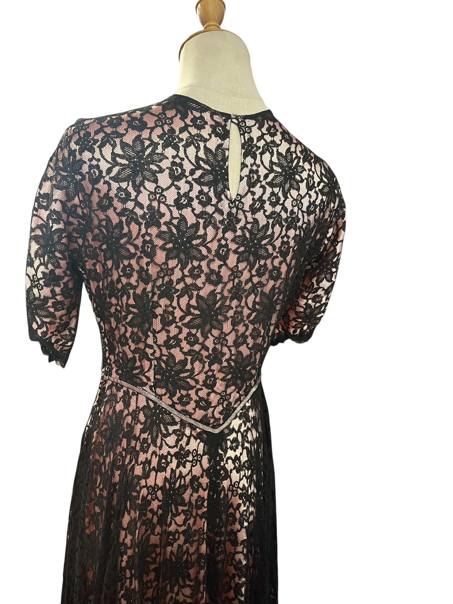 PINK AND BLACK LACE GOWN | 8/10