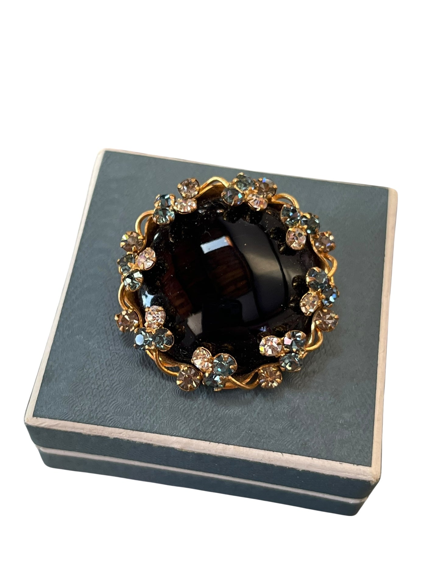 BLACK BROOCH