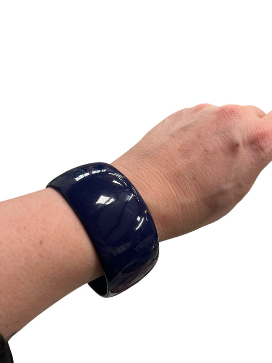 WIDE NAVY BANGLE
