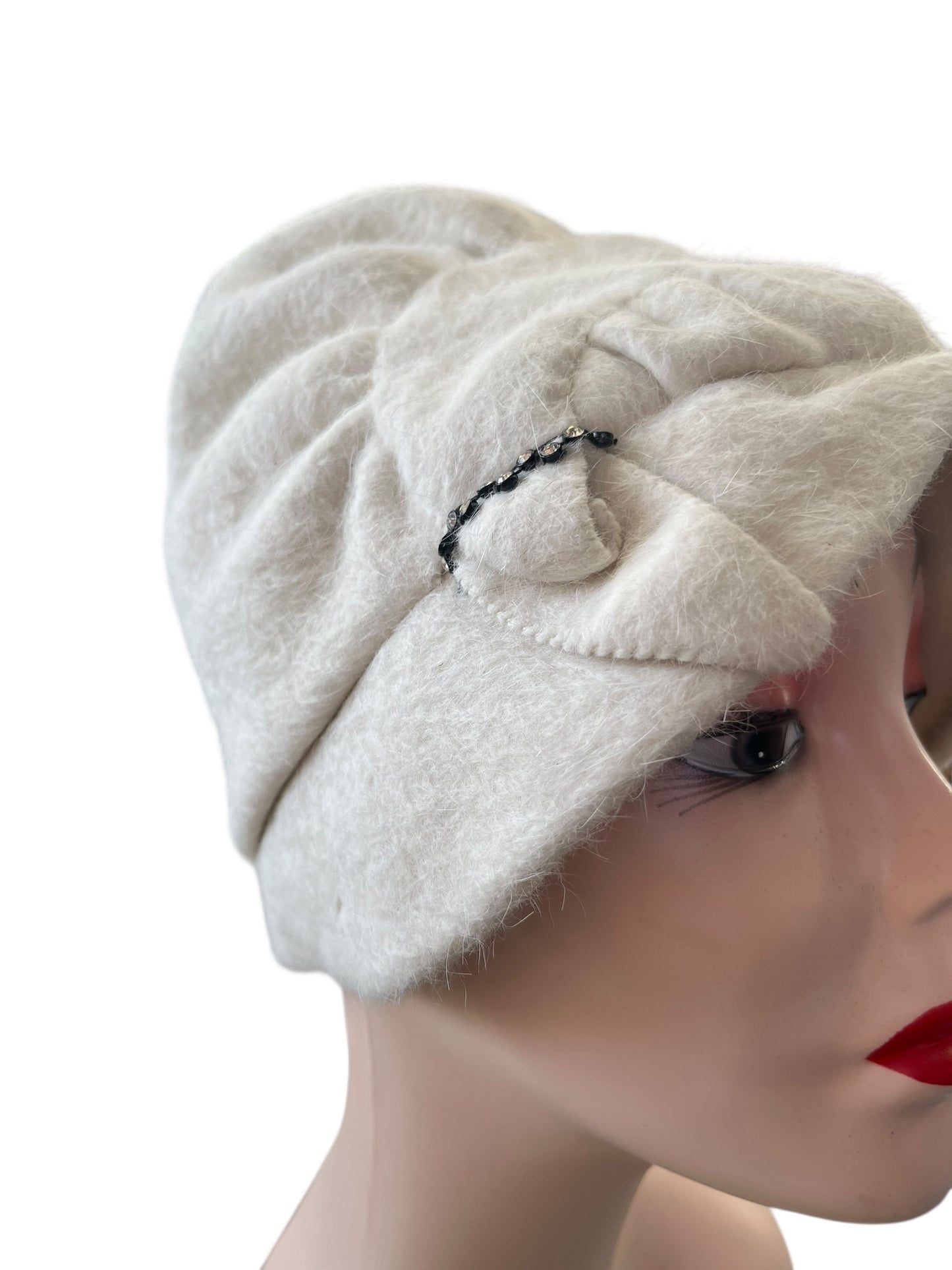 WHITE CLOCHE HAT