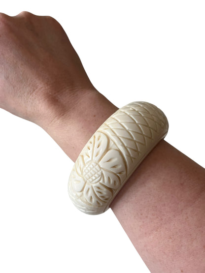 CREAM CARVED BANGLE
