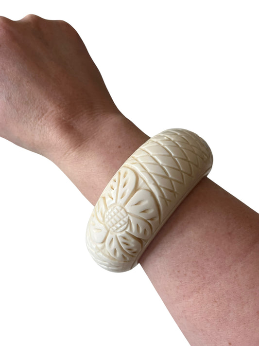 CREAM CARVED BANGLE