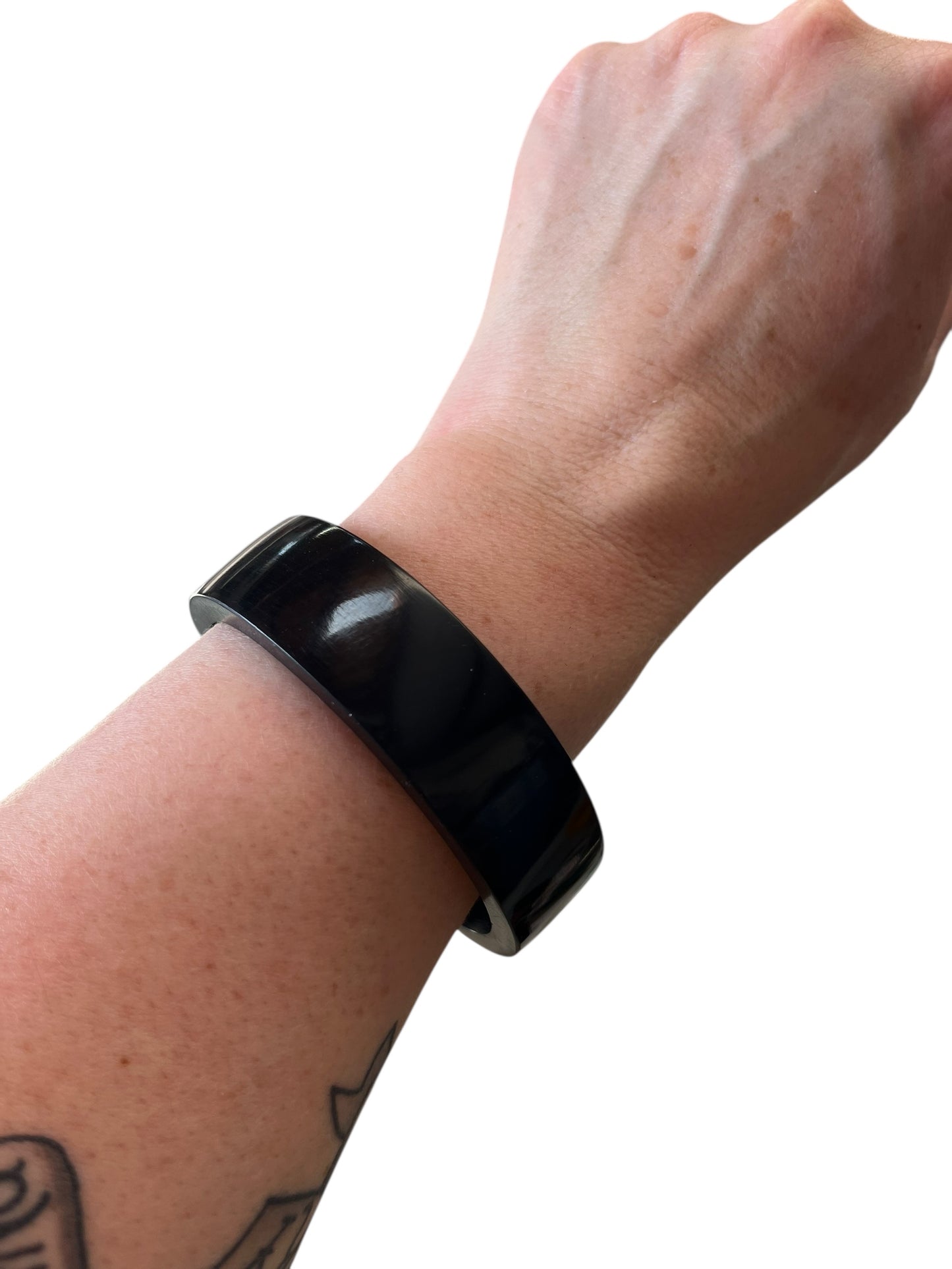 BLACK BANGLE