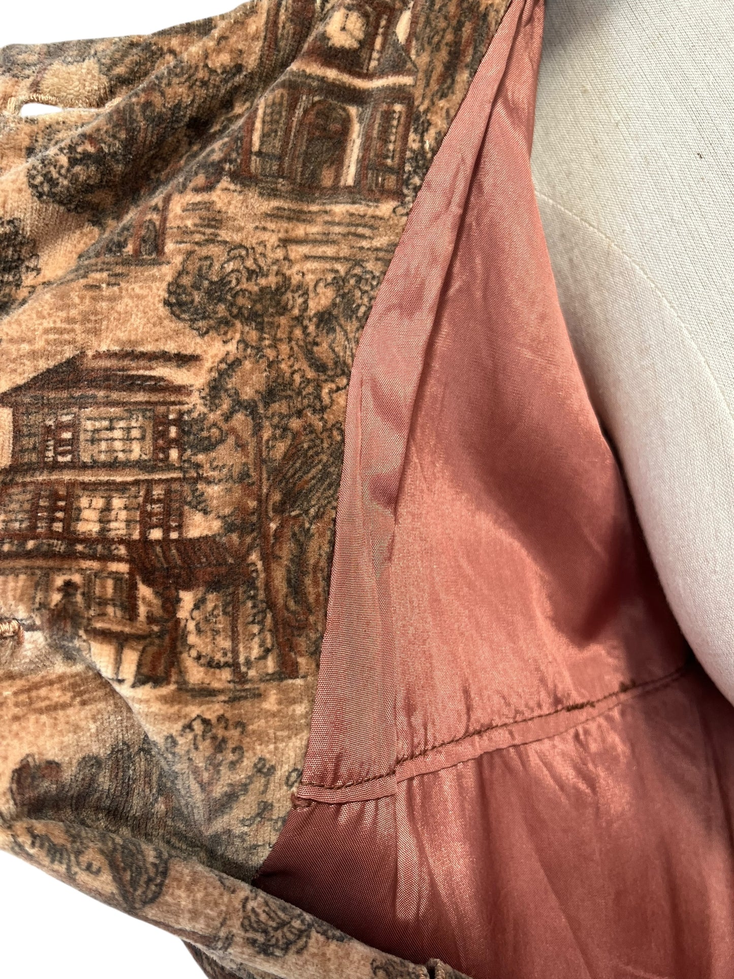 CHARMING VELVET CAPE