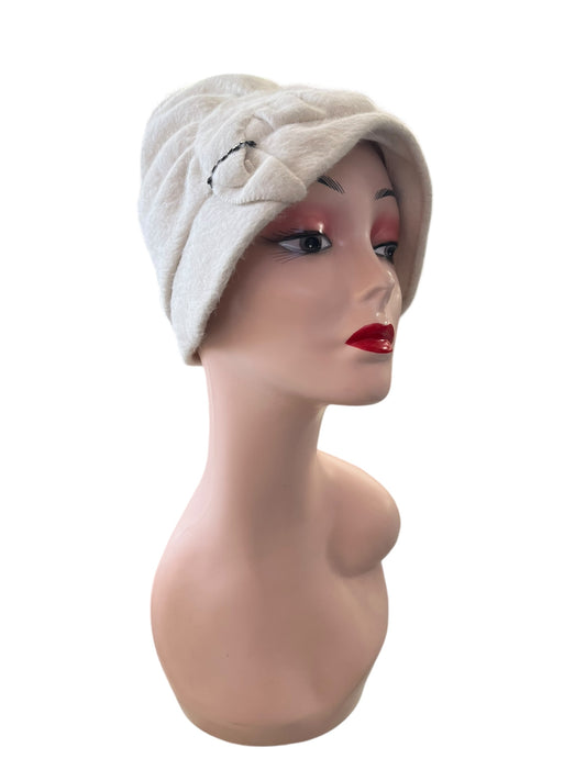 WHITE CLOCHE HAT