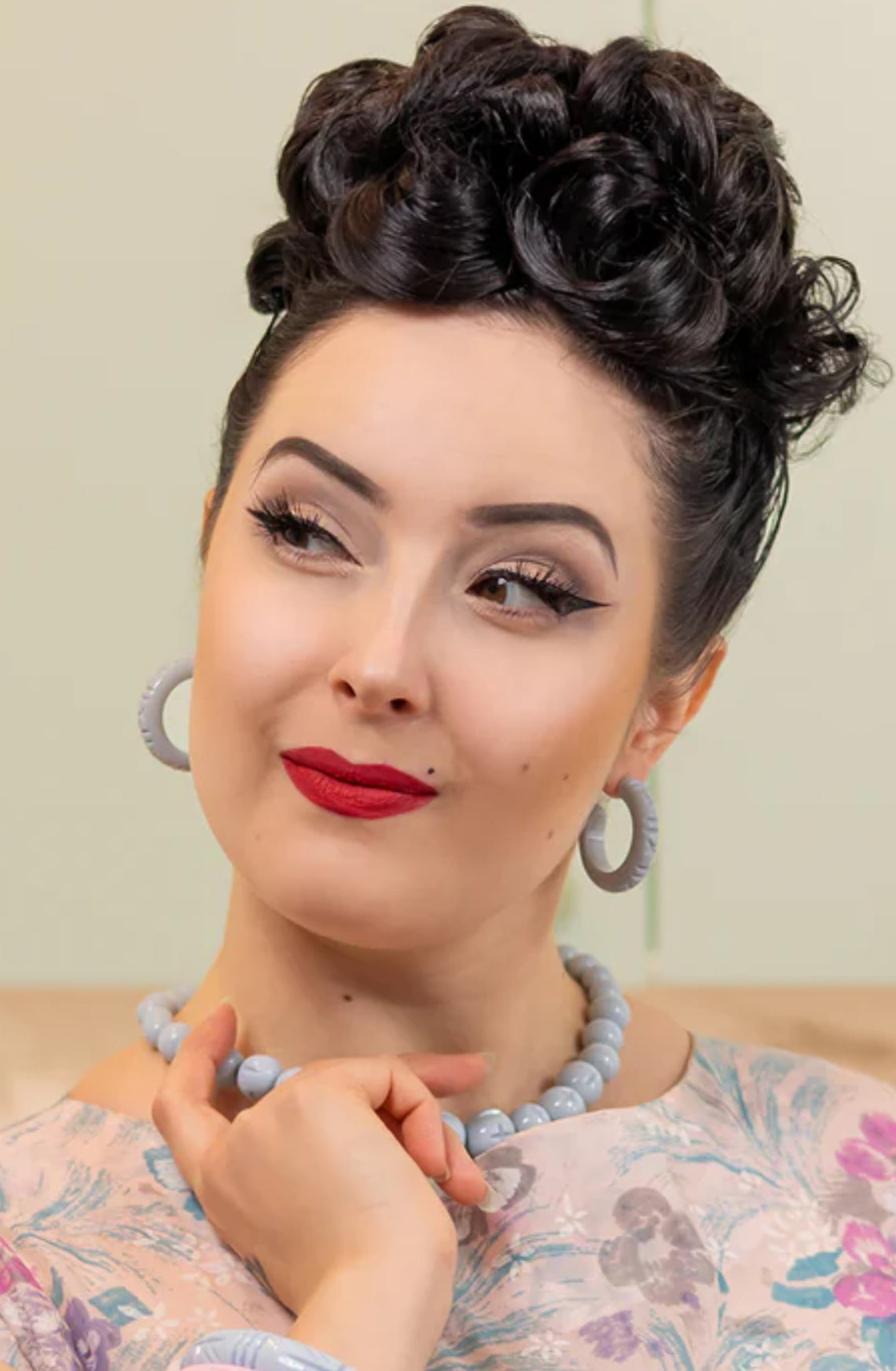 POWDER BLUE CARVE HOOP EARRINGS