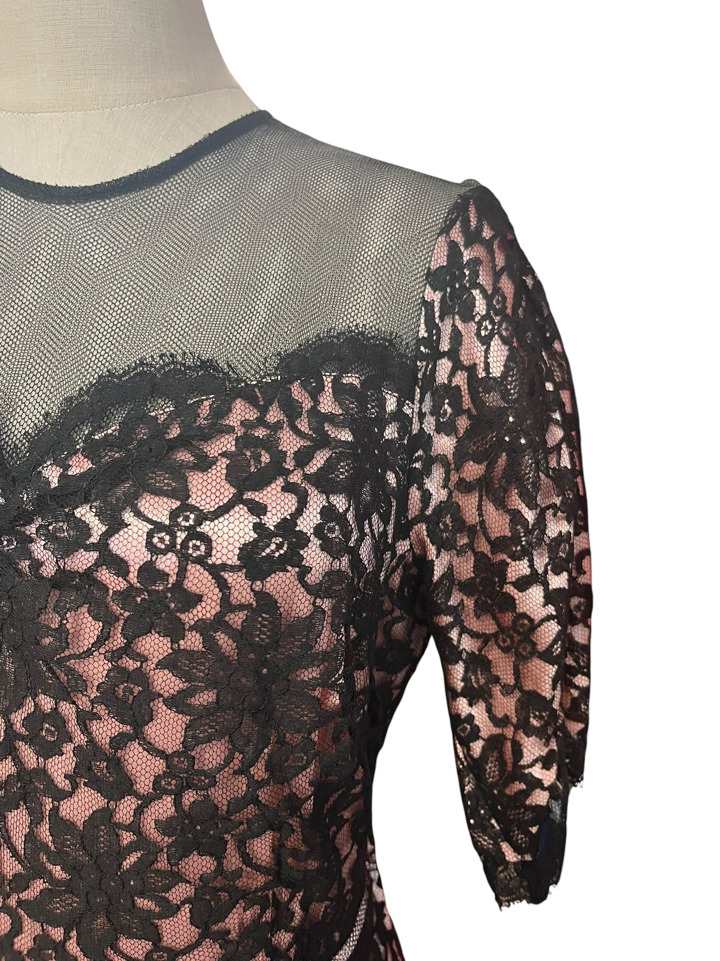PINK AND BLACK LACE GOWN | 8/10