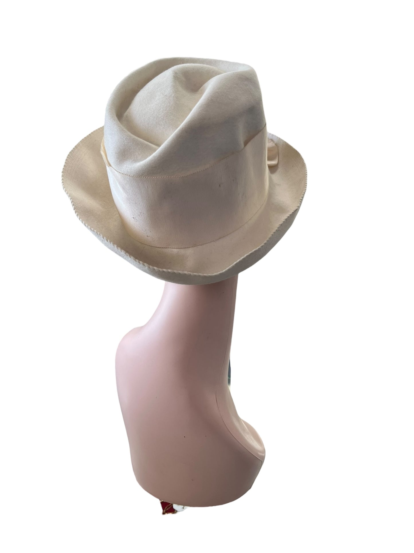 WHITE CLOCHE HAT