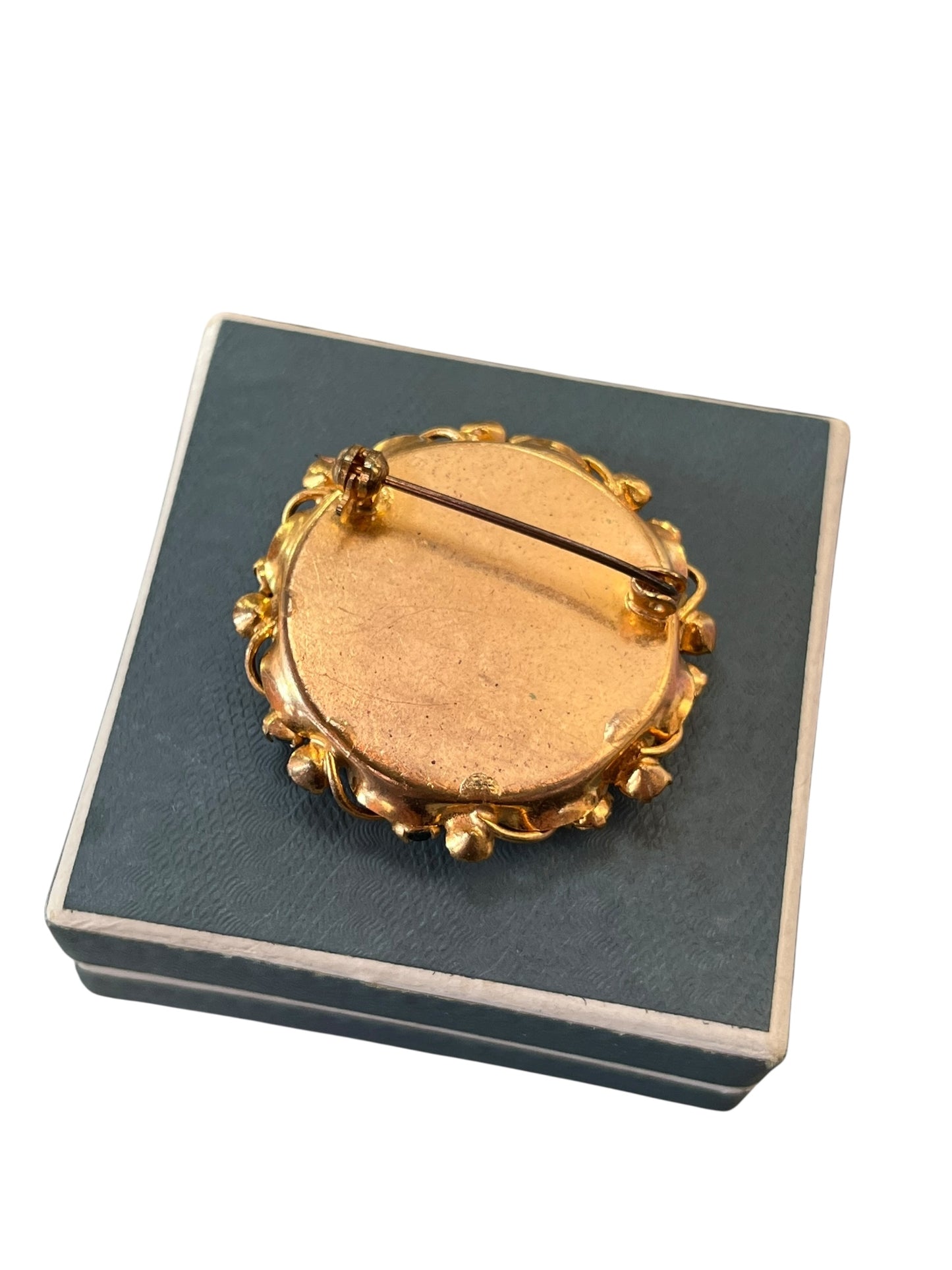 BLACK BROOCH