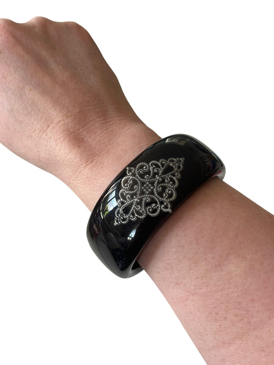 BLACK DECO BANGLE