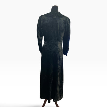 BLACK LONG VELVET COAT | 10/12