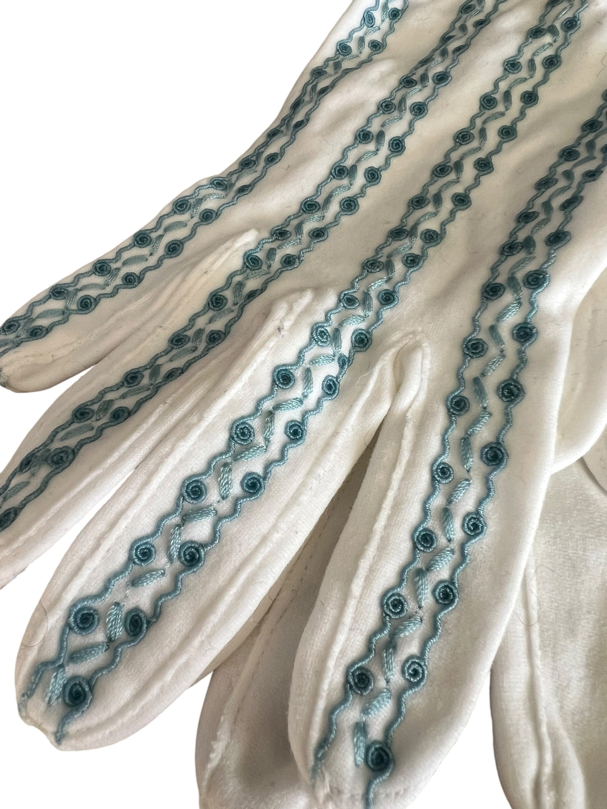BLUE EMBROIDERED GLOVES
