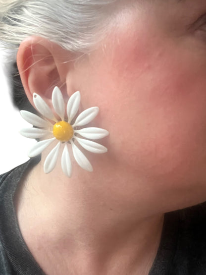 WHITE DAISY CLIP ONS