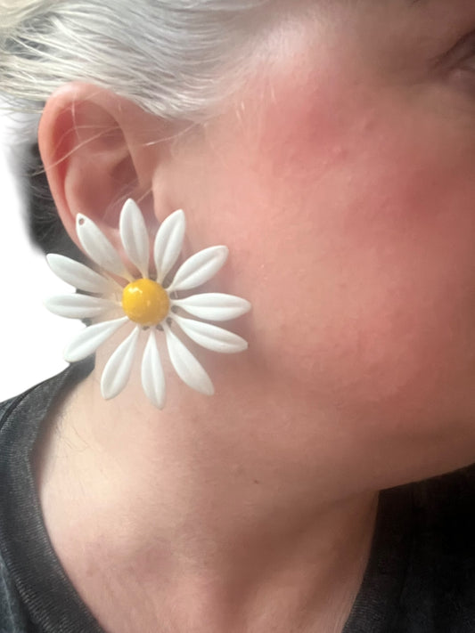 WHITE DAISY CLIP ONS