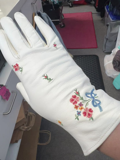 WHITE CALF SKIN GLOVES